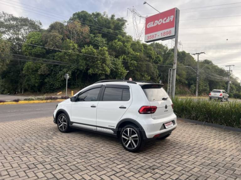 VOLKSWAGEN - FOX - 2022/2022 - Branca - R$ 71.900,00
