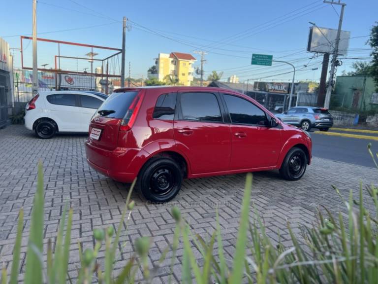 FORD - FIESTA - 2014/2014 - Vermelha - R$ 30.900,00