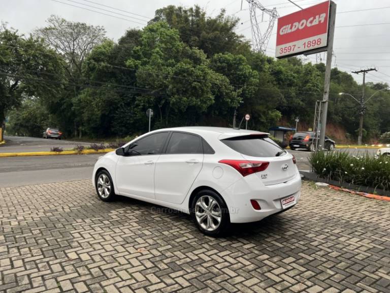 HYUNDAI - I30 - 2015/2015 - Branca - R$ 71.900,00