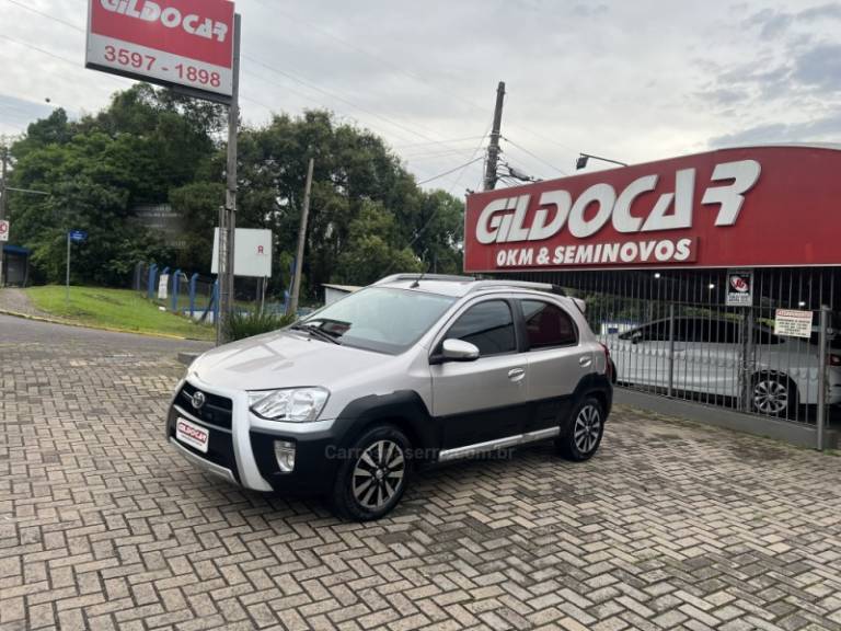 TOYOTA - ETIOS CROSS - 2017/2017 - Prata - R$ 59.900,00