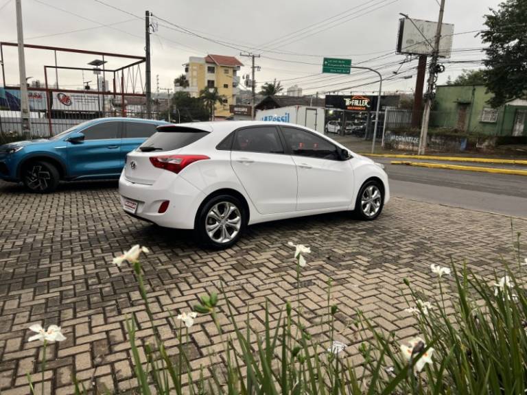 HYUNDAI - I30 - 2015/2015 - Branca - R$ 71.900,00